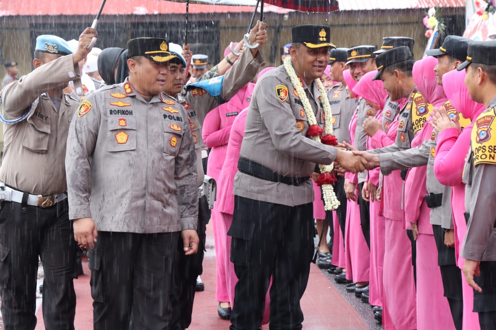 Hujan mewarnai acara pisah sambut Kapolres Tala